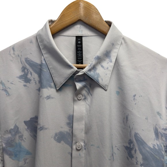 Lululemon Men's Size XXL Blue/White Abstract Airing Easy Button Front S/S Shirt - Picture 1 of 5